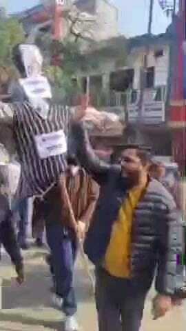 पीलीभीत: अखिल भारतीय हिंदू महासभा के कार्यकर्ताओं ने छतरी चौराहे पर बांग्लादेश का पुतला फूंका