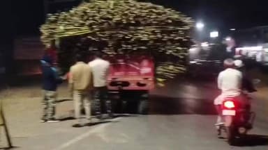 बोडला: बोड़ला थाना पुलिस ने गन्ने से भरी ट्रैक्टर-ट्रॉलियों में दुर्घटनाओं से बचाव के लिए लगाए लाल झंडे