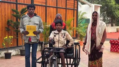पत्थलगांव: मुख्यमंत्री कैंप कार्यालय बगीया की पहल से दिव्यांग छात्र कुलदीप को मिली ट्राई साइकल