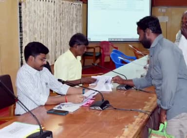 திருவண்ணாமலை: திங்கட்கிழமை குறை தீர்வு நாள் கூட்டத்தில் 680 பேரிடமிருந்து கோரிக்கை மனுக்களை அதிகாரிகள் பெற்றுக் கொண்டனர்