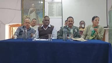 बुरहानपुर नगर: शासकीय सुभाष स्कूल में प्रभारी जिला शिक्षा अधिकारी ने शिक्षक और प्राचार्य के साथ की बैठक