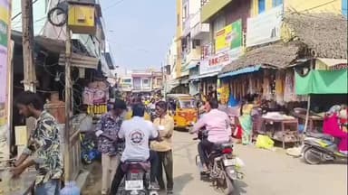 ஆம்பூர்: பஜார் பகுதியில் உள்ள ட்ரான்ஸ்பார்மர் மேடையில் குடிமகன்கள் மது அருந்திவிட்டு மது பாட்டில்களை வீசி செல்லும் வீடியோ வைரல்