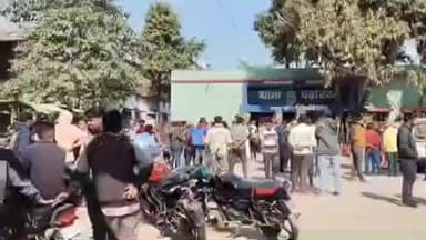 पंडरिया: पंडरिया नगर में 23 वर्षीय युवक की हत्या के बाद आक्रोशित लोगों ने पंडरिया थाना का किया घेराव, कार्रवाई की मांग