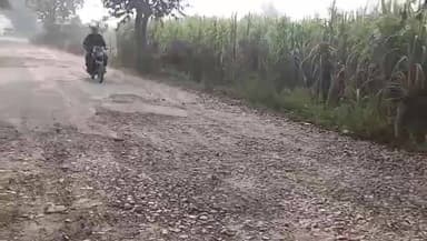 ਪਠਾਨਕੋਟ: ਸੁਜਾਨਪੁਰ ਤੋਂ ਜੁਗਿਆਲ ਜਾਣ ਵਾਲੇ ਰੋਡ ਦੇ ਹਾਲਾਤ ਹੋਏ ਖਸਤਾ ਲੋਕਾਂ ਵਿਚ ਭਾਰੀ ਰੋਸ।