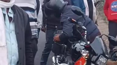 तमकुही राज: NH-28 पर दो बाइकों की टक्कर, स्कूली छात्र अनुराग समेत 3 गंभीर घायल, जिला अस्पताल में इलाज जारी