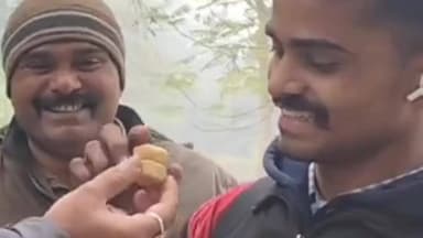 रुधौली: सियारादेई निवासी होमगार्ड जवान का बेटा बना अग्निवीर, बस्ती में साथियों और ग्रामीणों ने बांटी मिठाइयां