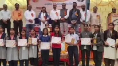 गडचिरोली: स्थानिक भागवतराव हायस्कूल येथे तालुकास्तरीय विज्ञान प्रदर्शनात सहभागी विद्यार्थ्यांचे गौरव