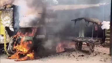 चंदला: सरबई रोड पर स्कूल वैन में गैस भरते समय लगी आग, वाहन जलकर खाक