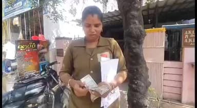 நாகப்பட்டினம்: மாண்டு விடாத மனித நேயம் சாலையில் கிடந்த 50 ஆயிரம் ரூபாய் பணத்தை காவல்துறையிடம் ஒப்படைத்த பெண் போஸ்ட்மேன்