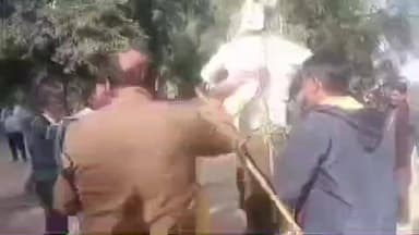 गाडरवारा: मध्य प्रदेश किसानसभा ने मध्य प्रदेश सरकार का पुतला दहन कर जताया विरोध, मौके पर पहुंची पुलिस