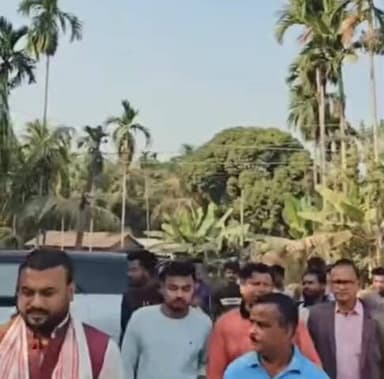 পলাশবাৰী: পলাশবাৰীত ৰাইজৰ সৈতে মতবিনিময় কৰে ৰাজ্যিক BJPৰ কাৰ্য্যনিৰ্বাহক সদস্য হিমাংশু শেখৰ বৈশ্যই