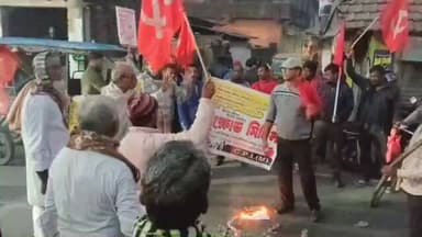 মগরাহাট ২: বাংলাদেশের সংখ্যালঘুদের উপর আক্রমণের প্রতিবাদে ধামুয়া এলাকায় সিপিএমের ধিক্কার মিছিল