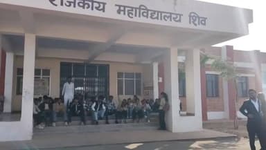 रामसर: शिव उपखंड स्तर सरकारी राजकीय महाविद्यालय में सोमवार को फीस वृद्धि के खिलाफ विरोध प्रदर्शन