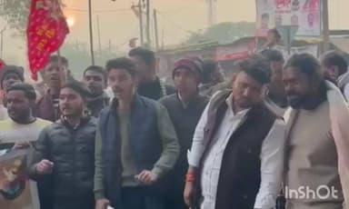 संडीला: बांग्लादेश में हिंदुओं की हत्या पर बजरंग दल ने जताया विरोध, कछौना चौराहे पर फूंका पुतला