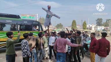 हिन्दू युवाओं ने स्टेण्ड पर लगाए बंगलादेश मुर्दावाद के नारे, बांग्लादेश के प्रधानमंत्री का जलाया पुतला