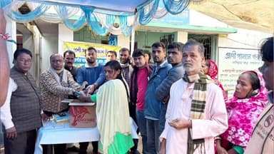 কুলতলি: একাধিক প্রশাসনিক আধিকারিক এর উপস্থিতিতে কুলতলিতে মুরগি পালক দের হাতে মুরগির বাচ্চা প্রদান