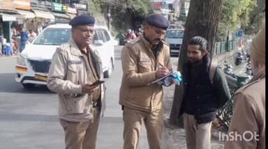 नैनीताल: मल्लीताल पुलिस ने सड़क पर निर्माण सामग्री रखकर अवरोध उत्पन्न करने पर 4 ठेकेदारों/भवन स्वामियों के खिलाफ कार्रवाई की