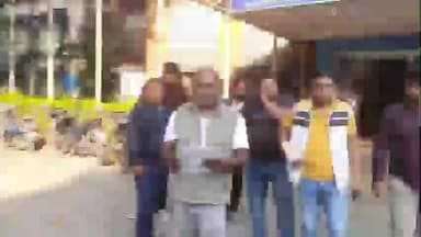 মাথাভাঙা ২: ভূমি সংস্কার দপ্তরের এক আধিকারিকের বিরুদ্ধে তোলাবাজির অভিযোগ তুলে মাটিয়ারকুঠিতে সরব অসংগঠিত গাড়ি মালিক সমিতি