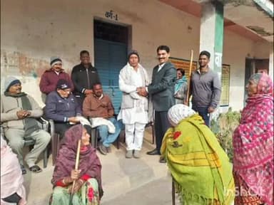 बिश्रामपुर: समाजिक कार्यकर्ता संतोष चंद्रवंशी और उप मुखिया अशोक कुमार चौहान ने गरीबों के बीच किया शाॅंल का वितरण।