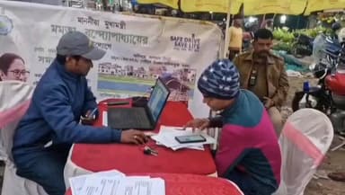 সালানপুর: আসানসোল দক্ষিণ ট্রাফিক গার্ড পুলিশের উদ্যোগে শিবিরের মাধ্যমে টোটোর রেজিস্ট্রেশন