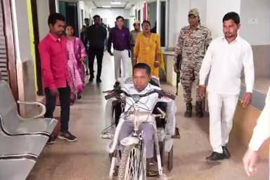 कोंडागांव: सुशासन की संवेदनशील पहल, दिव्यांग मुकेश यादव को मिला मोटराइज्ड ट्राइसिकल