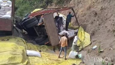 सेंधवा: बिजासन घाट में ट्रक रॉन्ग साइड जाकर पलटा, ड्राइवर घायल, हादसों के गढ़ में फिर हादसा