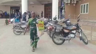 வாலாஜா: ராணிப்பேட்டை மாவட்ட ஆட்சியர் அலுவலகத்தில் மூதாட்டி கண்ணீர் மல்க கோரிக்கை மனு