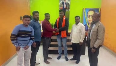 निरसा/चिरकुंडा: निरसा में मंडल के नवनियुक्त अध्यक्ष दीपक दास को अंग वस्त्र देकर सम्मानित किया गया