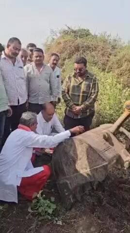 મુળી: લીમલી ગામે સૌની યોજના થકી પાઇપલાઇન નાખવાના કામનું ખાતમુહર્ત કર્યું