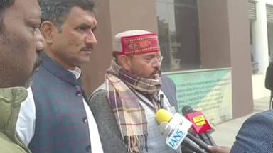 आज़मगढ़: भाजपा नेता हरिवंश मिश्रा ने डीएम को सौंपा ज्ञापन, आरोप लगाया- सेक्रेटरी बिना पैसे के नहीं दे रहे नकल जांच की मांग