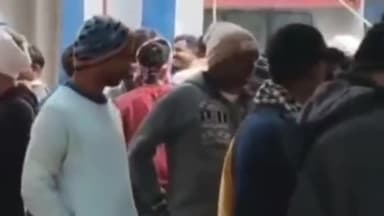 बरहज: देवरिया में सड़क हादसे पर बवाल, पुलिस पर लापरवाही का आरोप