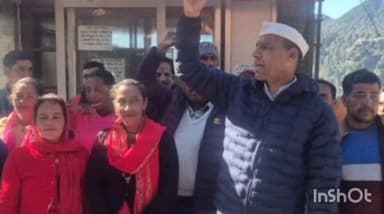 ओखलकांडा: भीमताल विकासखंड के ओखलकांडा में जंगली जानवरों के बढ़ते हमलों को लेकर ग्रामीणों ने वन विभाग कार्यालय का किया घेराव