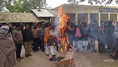 नौतनवा: नौतनवा में विरोध प्रदर्शन के दौरान अधिवक्ता नागेंद्र शुक्ला ने फूंका उपनिबंधक का पुतला