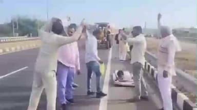 हंडिया: हंडिया के पास हाईवे पर मां नर्मदा की यात्रा करने वाले भक्तों का जगह-जगह हुआ स्वागत