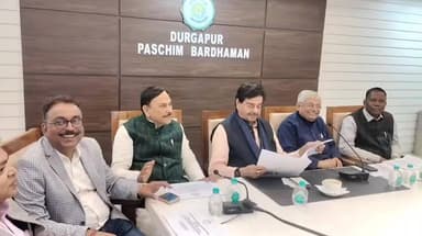 ফরিদপুর দুর্গাপুর: পশ্চিম বর্ধমান জেলার সামগ্রিক উন্নয়ন নিয়ে দুর্গাপুর মহকুমা শাসকের কার্যালয়ের কনফারেন্স হলে একটি গুরুত্বপূর্ণ বৈঠক