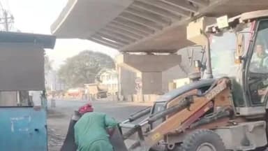 कराड: कराडमध्ये कोल्हापूर नाक्यावरील गटरवरील अतिक्रमण हटवले; उड्डाणपुलाचा भराव मात्र अद्याप रखडलेलाच