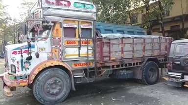 মাথাভাঙা ১: মাথাভাঙ্গা কলেজ মোড় এলাকায় অবৈধ বালি বোঝাই করে নিয়ে যাওয়ার সময় একটি ট্রাক আটক করে মাথাভাঙা পুলিশ