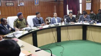 आज़मगढ़: मंडलायुक्त विवेक ने समीक्षा बैठक में सख्त तेवर दिखाते हुए कहा- लापरवाही छोड़ो, वर्ना कार्रवाई झेलनी पड़ेगी