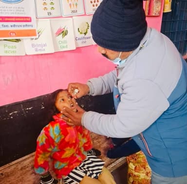 पल्स पोलियो अभियान के प्रथम दिन जिले के 942 बूथों पर 0 से 5 वर्ष आयु वर्ग के 1.03 लाख से अधिक बच्चों को पोलियो की दो बूं...