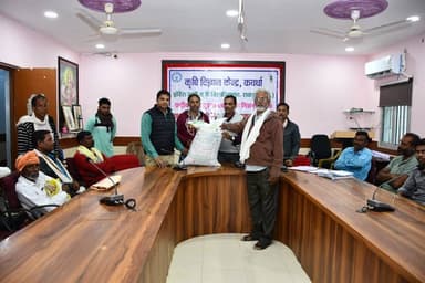 केवीके कवर्धा द्वारा बायोफोर्टिफाइड गेहूं एचआई-1636 पर कृषक संगोष्ठी आयोजित, किसानों को उन्नत उत्पादन तकनीक की जानकारी द...