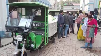 মাথাভাঙা ১: মাথাভাঙ্গা পুরসভার ১২ টি ওয়ার্ডে বর্জ্য বাহি টোটো উদ্বোধন করে পুরসভার চেয়ারম্যান প্রবীর সরকার