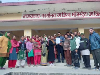 थराली: ज्योर्तिमठ की तर्ज पर थराली को विस्थापित करने की मांग को लेकर एसडीएम को सौंपा ज्ञापन