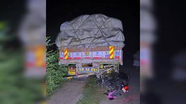 கள்ளக்குறிச்சி: ராமநாதபுரம் மெயின் ரோடு பகுதியில் நின்று கொண்டிருந்த லாரி மீது அதிவேகமாக வந்த இரு சக்கர வாகனம் மோதி விபத்து