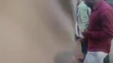 रहली: गांधी चौक पर हिंदू संगठन के युवाओं ने बांग्लादेश के प्रधानमंत्री का पुतला जलाया