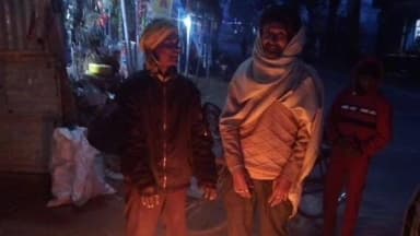 बैरगनियां: बैरगनिया में शीतलहर से राहत के लिए जिला प्रशासन मुस्तैद, जगह-जगह अलाव की व्यवस्था