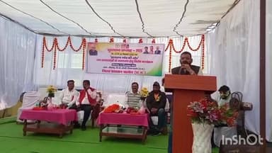 डौण्डीलोहारा: डौंडी विकासखण्ड के ग्राम भैंसबोड़ में आयोजित प्रशासन गांव की ओर शिविर में ग्रामीणों का उमड़ा हुजुम