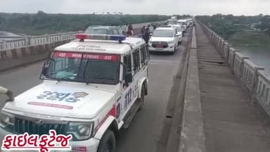 નાંદોદ: પોઇચા પુલ પરથી એક યુવાન નર્મદા નદી માં કોઈ કારણસર કુદી પડ્યો.