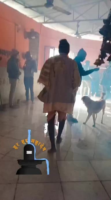 बबेरू: कमासिन बांदा क्षेत्र यमरेही नाथ धाम मंदिर प्रांगण में श्रद्धालुओं ने किया परिक्रमा