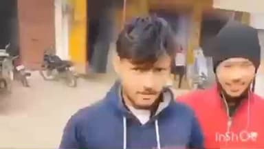 सिकंदराराऊ: सिकंदरा राऊ में अमरूद विक्रेता पर नमक में थूक मिलाकर अमरूद बेचने का आरोप, वीडियो वायरल कर कार्रवाई की मांग की गई