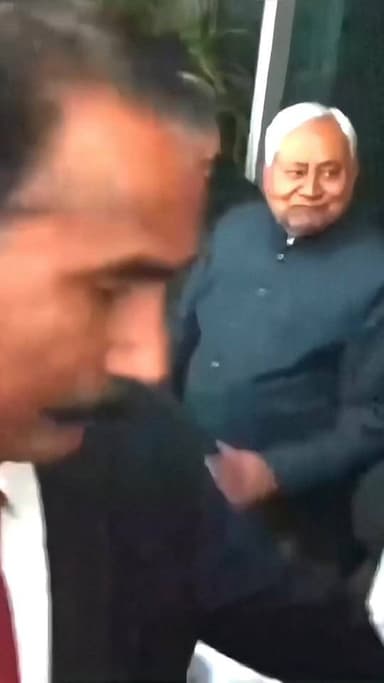 नीतीश जी महिला डॉक्टर की हिजाब खींचने की जरूरत क्यों पड़ी? रिपोर्टर के जबाब सुनकर चुपचाप निकले मुख्यमंत्री नीतीश कुमार।
...